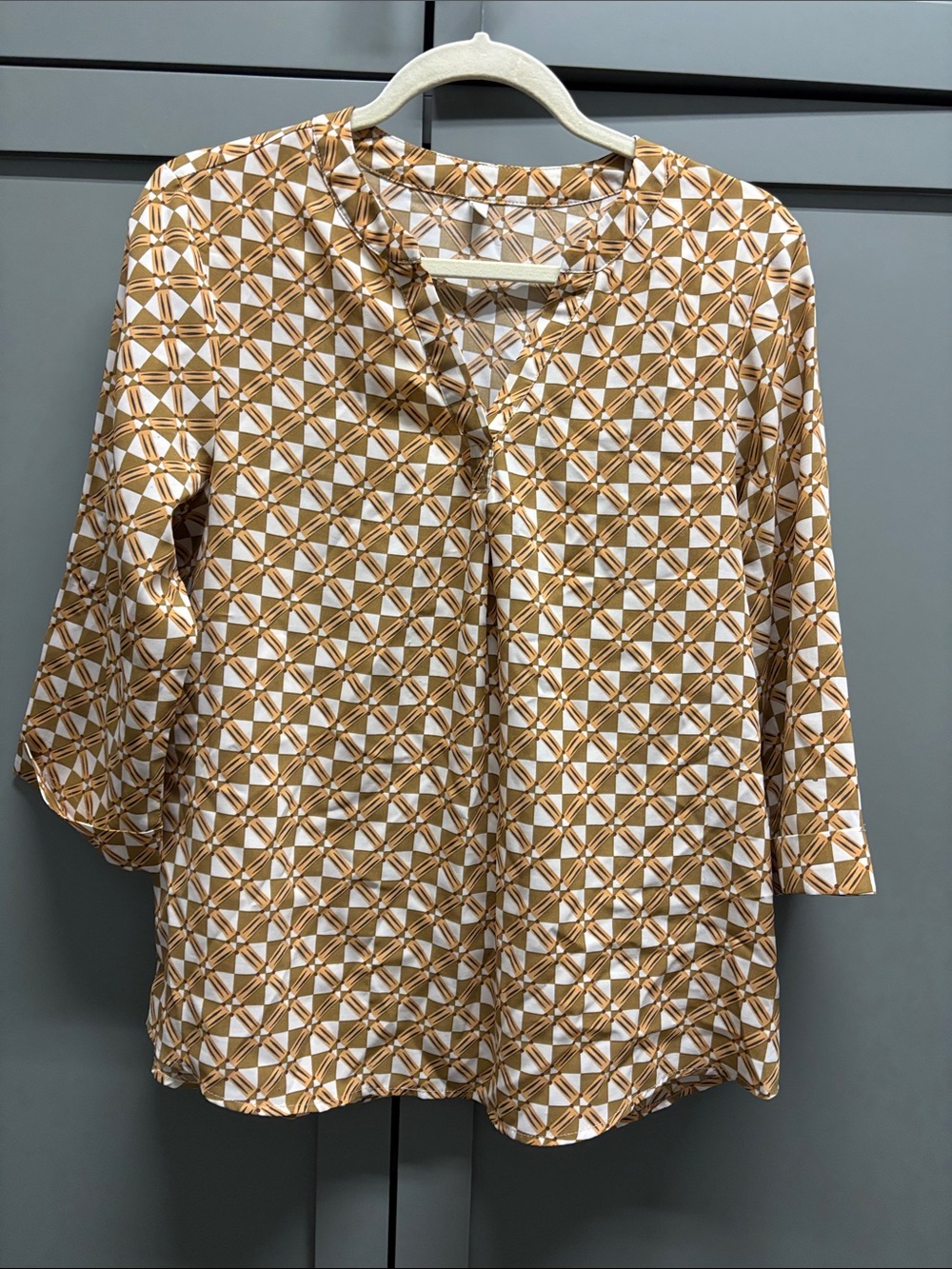 Source Unknown Tan and White Geometric 3/4 Sleeve Blouse
